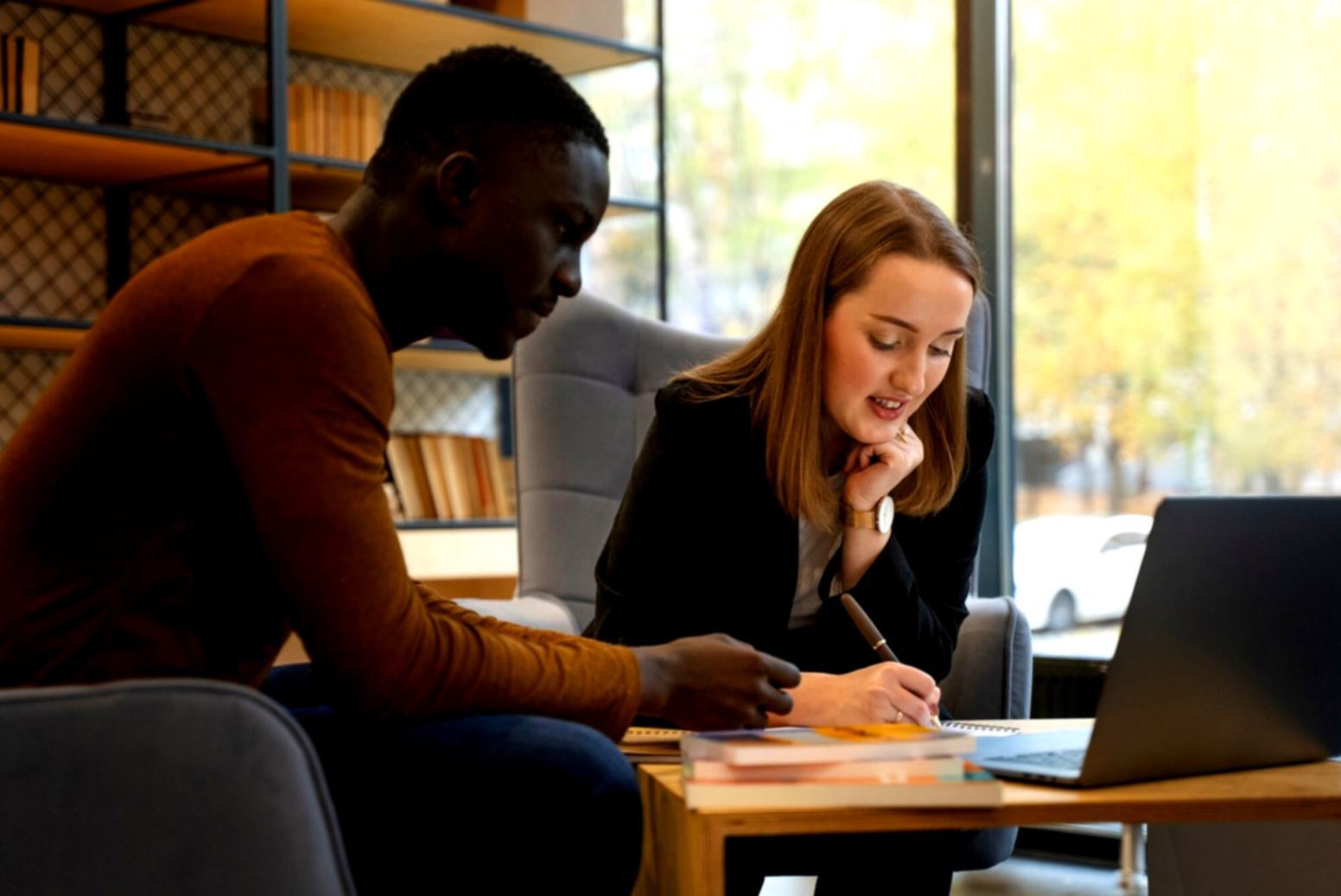 Budgetplanung Arbeitsplatz mit Unterlagen und Computer