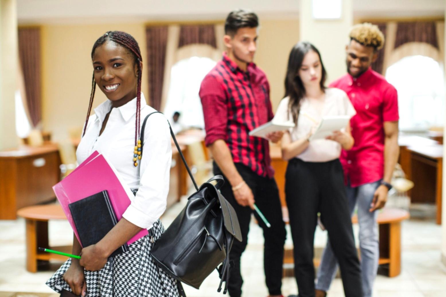 Person plant Budget am Schreibtisch mit Dokumenten und Taschenrechner